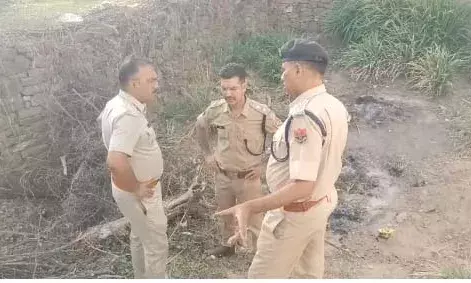देवगढ़ में सनसनी: महिला की अधजली लाश घर के पीछे दफन मिली, पति ने लगाया हत्या का आरोप