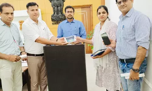 आंगनवाड़ी कार्यकर्ताओं व महिला पर्यवेक्षकों को मोबाइल फोन वितरण का शुभारंभ