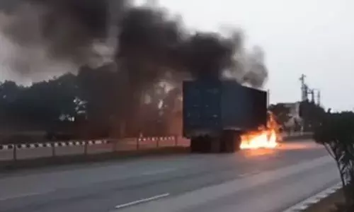 कंटेनर में लगी आग:ड्राइवर ने सड़क किनारे खड़ा कर बचाई खुद की जान