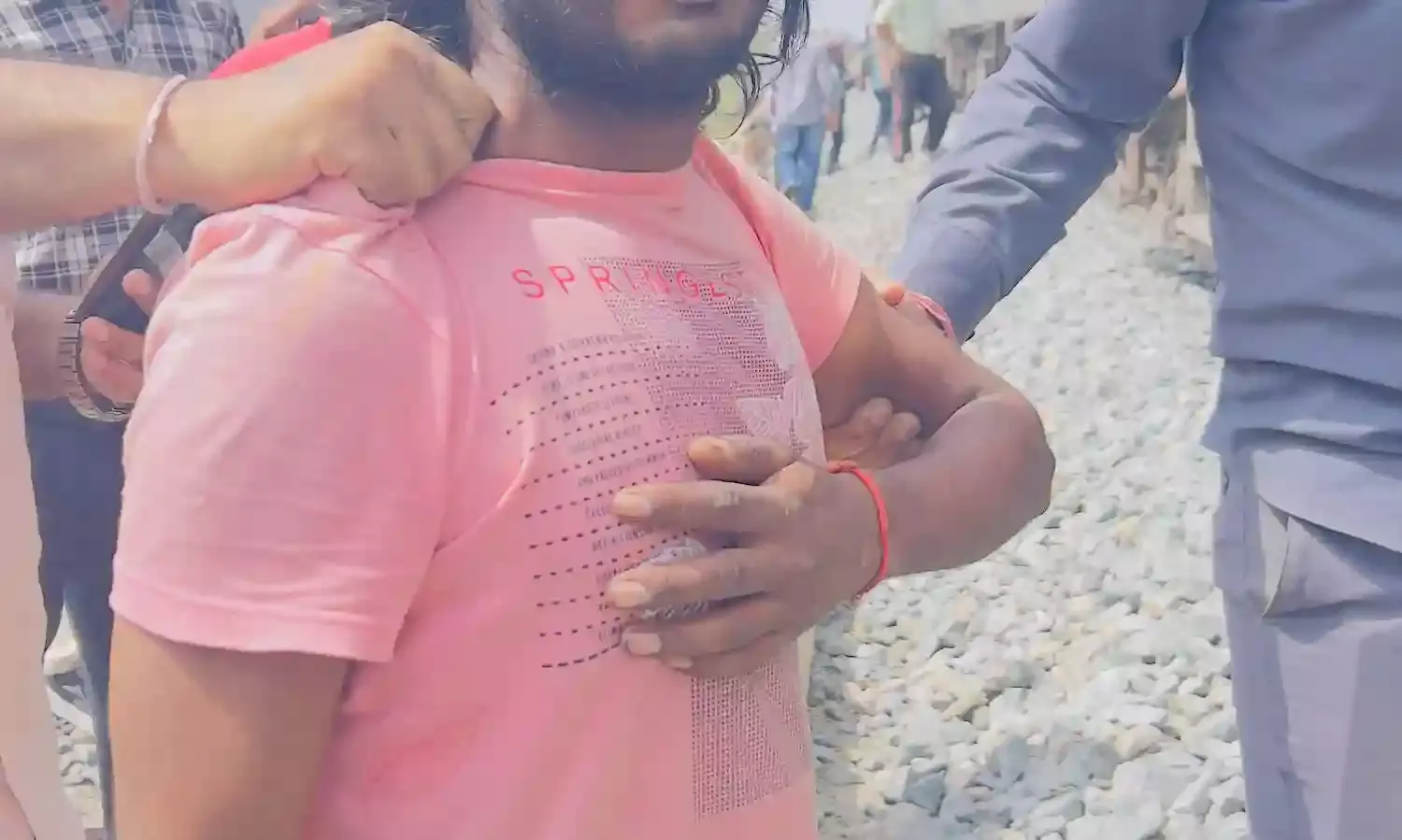 रेल की पटरी के बीच लेटा व्यक्ति, बची जान