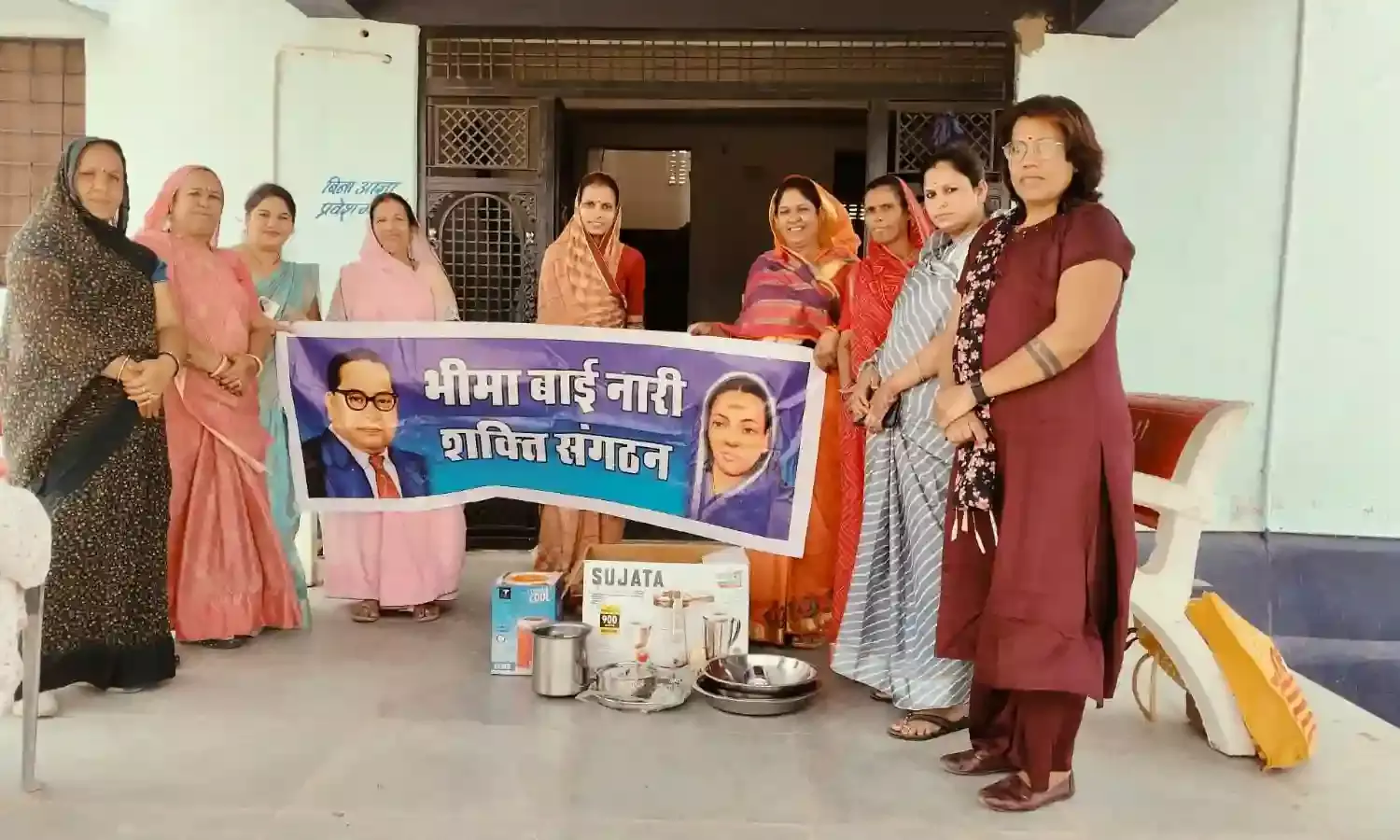 छात्रावास में जरूरत मंद महिलाओं को सामग्री भेंट की