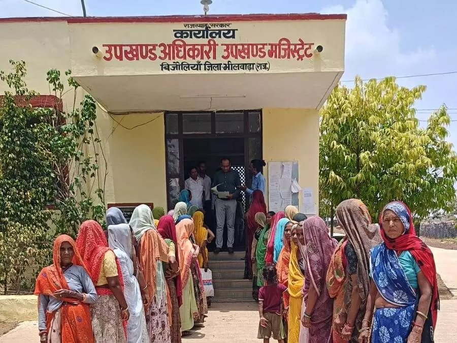 पुरोहितों का खेड़ा और फतेहपुर को पालिका में शामिल करने पर ग्रामीणों का विरोध, SDM को सौंपा ज्ञापन पुरोहितों का खेड़ा और फतेहपुर को पालिका में शामिल करने पर ग्रामीणों का विरोध, SDM को सौंपा ज्ञापन