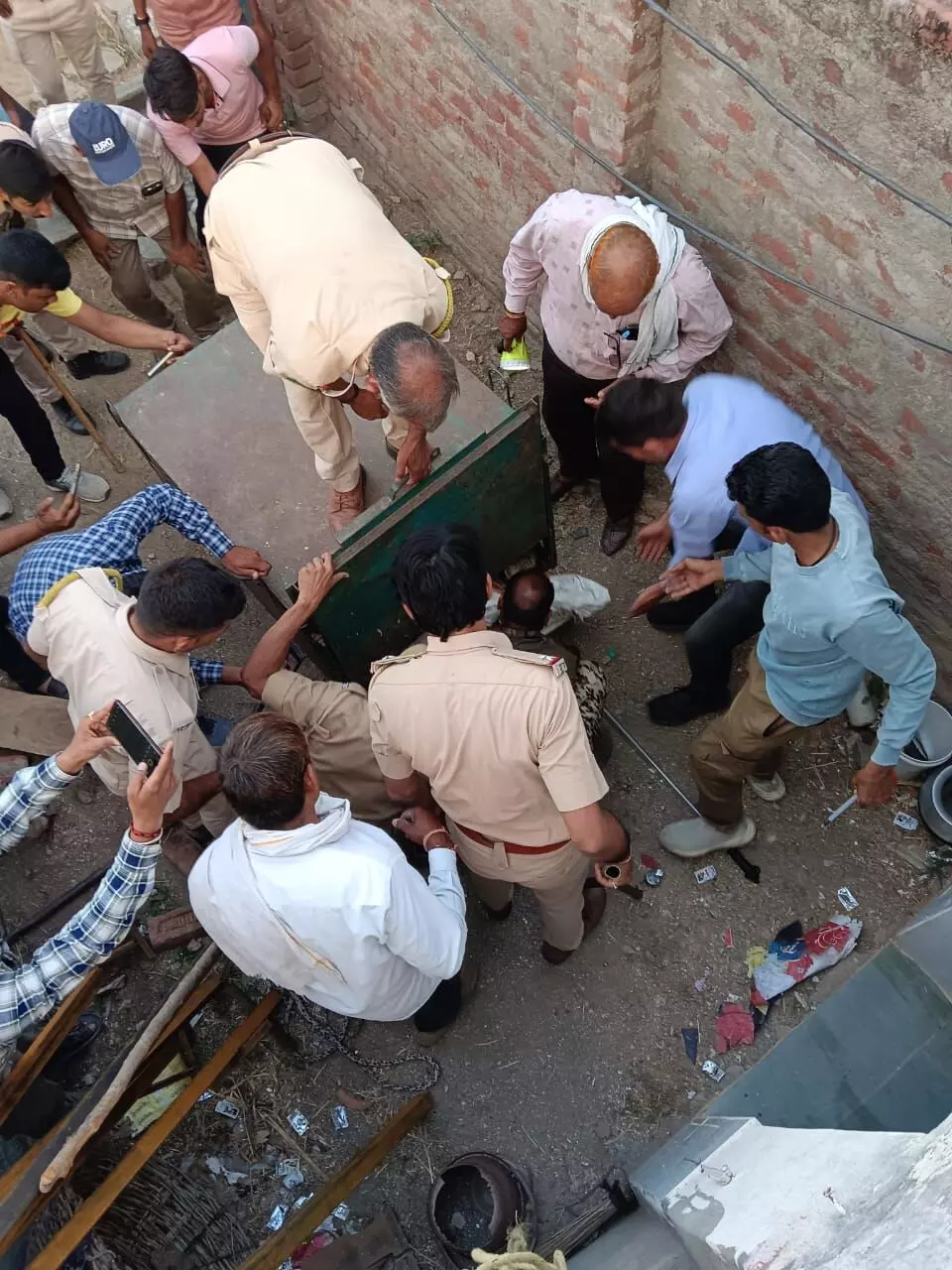 नुवलिया गांव में आतंक मचाने वाला पैंथर पिंजरे में कैद, ग्रामीणों ने ली राहत की सांस नुवलिया गांव में आतंक मचाने वाला पैंथर पिंजरे में कैद, ग्रामीणों ने ली राहत की सांस