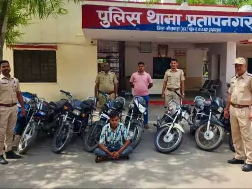 एक चोर और नाबालिग गिरफ्तार, चोरी की 7 बाइक और 2 स्कूटी बरामद एक चोर और नाबालिग गिरफ्तार, चोरी की 7 बाइक और 2 स्कूटी बरामद