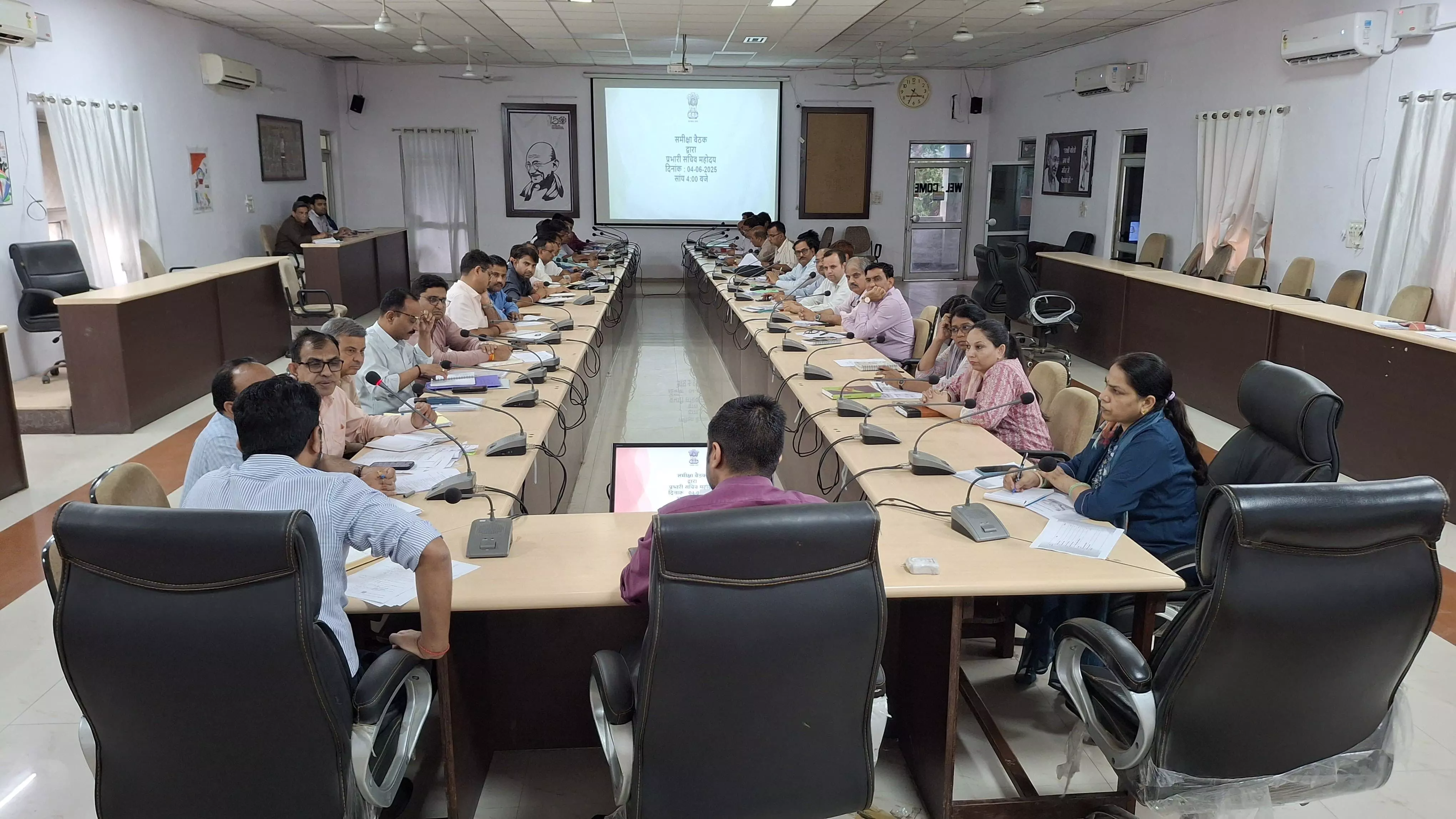 जिला कलक्टर ने ली अधिकारियों की बैठक