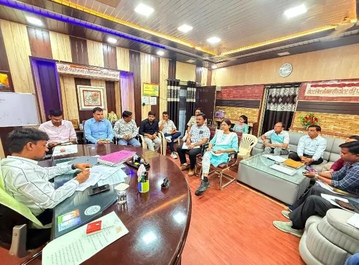साप्ताहिक समीक्षा बैठक में अधिकारियों को दिए निर्देश
