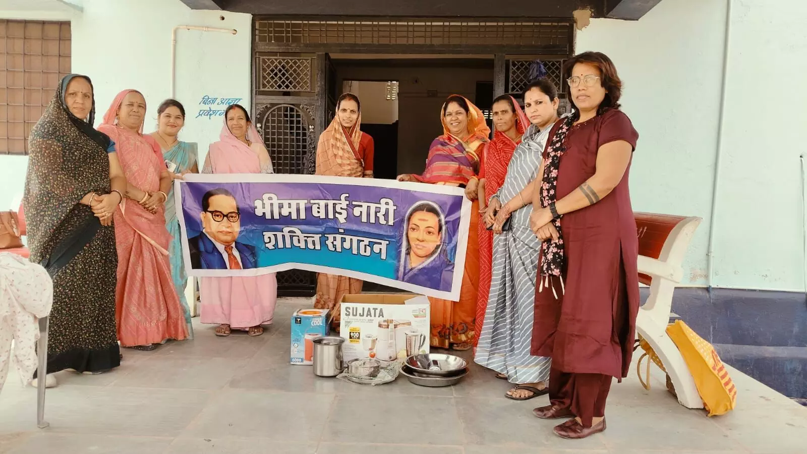 छात्रावास में जरूरत मंद महिलाओं को सामग्री भेंट की छात्रावास में जरूरत मंद महिलाओं को सामग्री भेंट की
