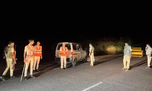 तस्करों का दुस्साहस: पुलिस पर की अंधाधुंध फायरिंग, बाल-बाल बची टीम