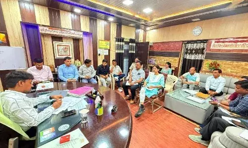 साप्ताहिक समीक्षा बैठक में अधिकारियों को दिए निर्देश