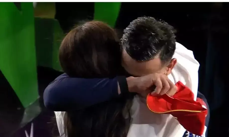 जीत के बाद अनुष्का के गले लगकर फफक-फफक कर रोए विराट कोहली जीत के बाद अनुष्का के गले लगकर फफक-फफक कर रोए विराट कोहली