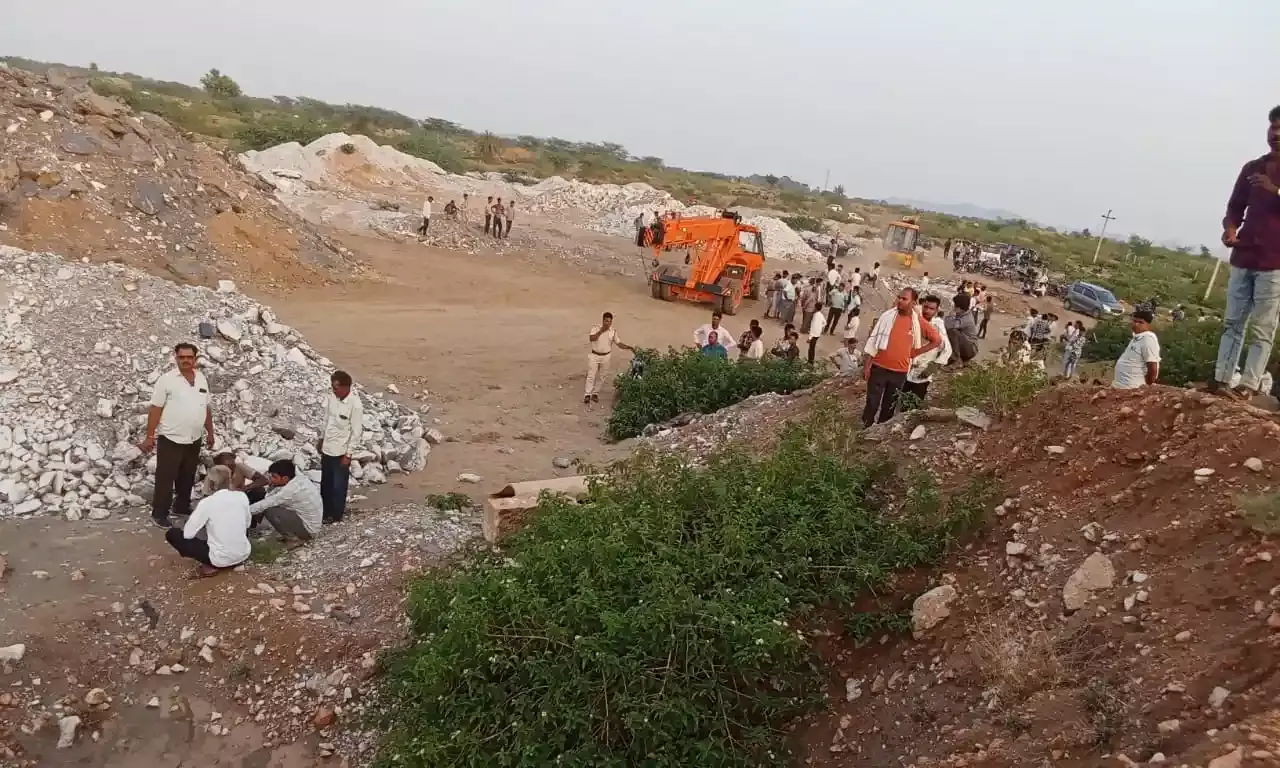 अवैध खदान दही 100 फीट नीचे फंसे दो श्रमिक बचाव के प्रयास