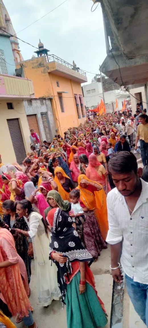 ईटडिया के चारभुजा नाथ मंदिर में 201 कलश यात्रा के साथ पंच दिवसीय प्राण प्रतिष्ठा आयोजन शुरू ईटडिया के चारभुजा नाथ मंदिर में 201 कलश यात्रा के साथ पंच दिवसीय प्राण प्रतिष्ठा आयोजन शुरू