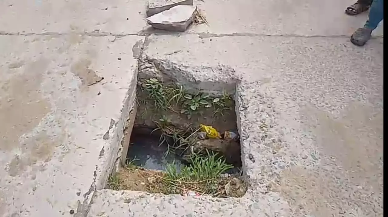 पुर में खुले मैनहोल से राहगीर परेशान, हादसे का खतरा पुर में खुले मैनहोल से राहगीर परेशान, हादसे का खतरा