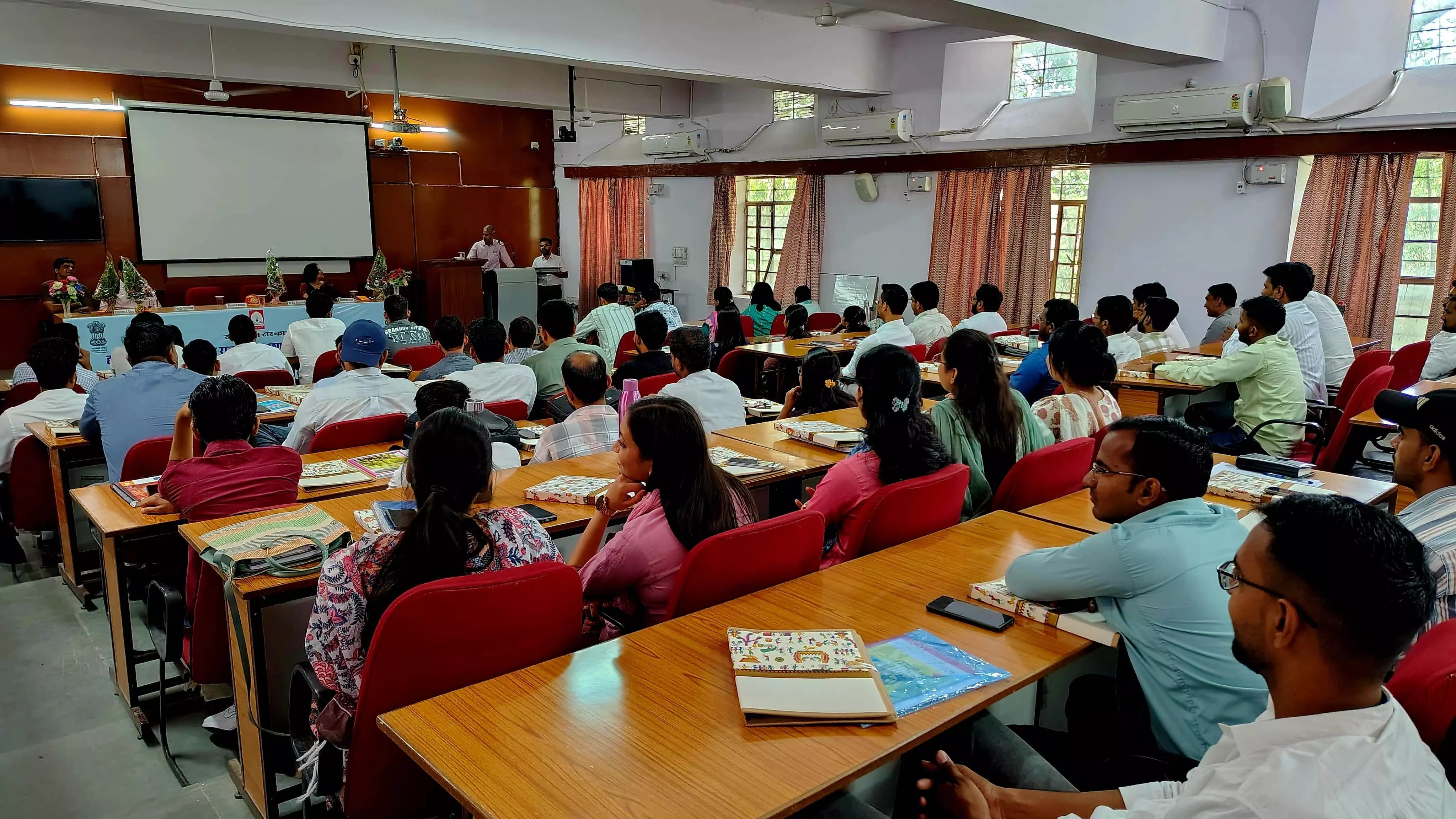 नवनियुक्त कनिष्ठ लेखाकारों का प्रशिक्षण नवनियुक्त कनिष्ठ लेखाकारों का प्रशिक्षण
