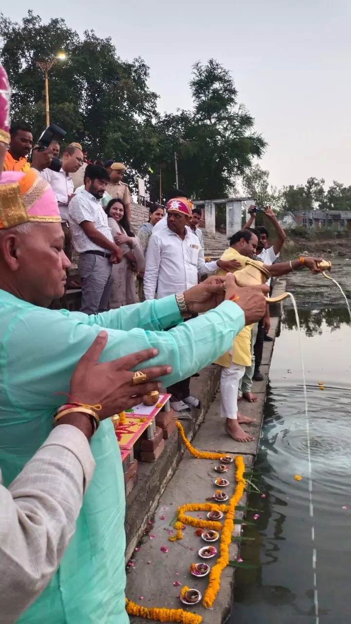 जल स्वावलंबन के तहत जिला प्रशासन एवं नगर निगम द्वारा दीपदान कार्यक्रम आयोजित जल स्वावलंबन के तहत जिला प्रशासन एवं नगर निगम द्वारा दीपदान कार्यक्रम आयोजित
