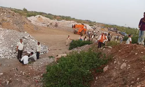 अवैध खदान दही 100 फीट नीचे फंसे दो श्रमिक बचाव के प्रयास