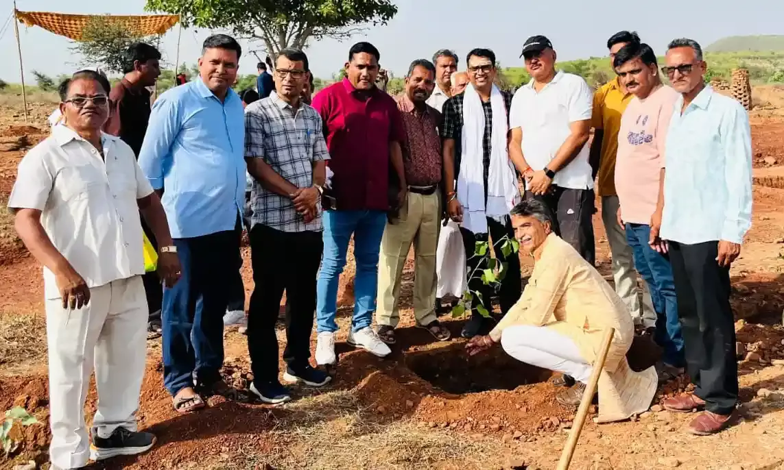 पर्यावरण दिवस के उपलक्ष्य पर वृक्षारोपण किया