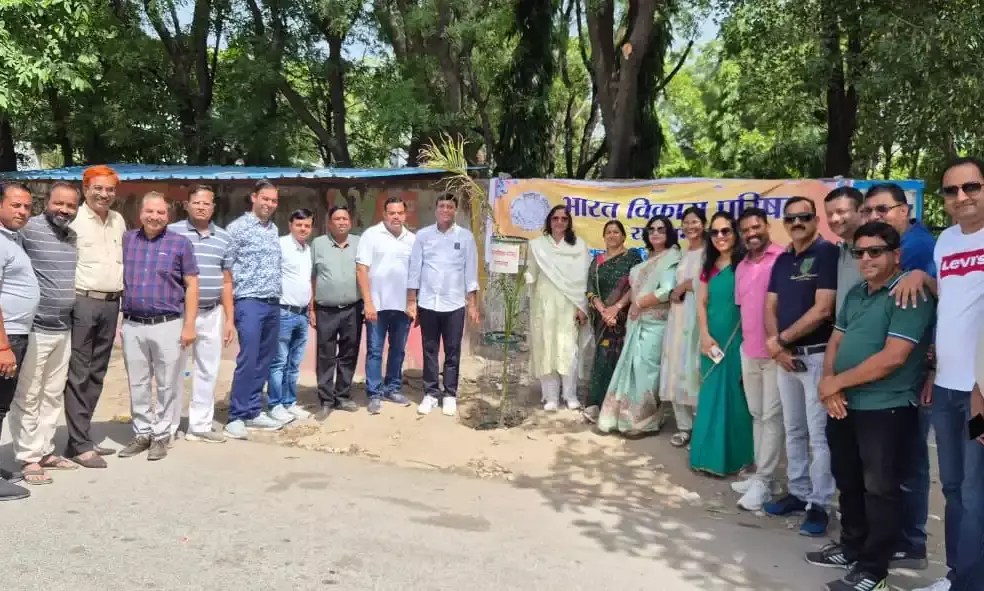 पर्यावरण संरक्षण हेतु कपडे के थैले वितरित किये, चलाया हस्ताक्षर अभियान