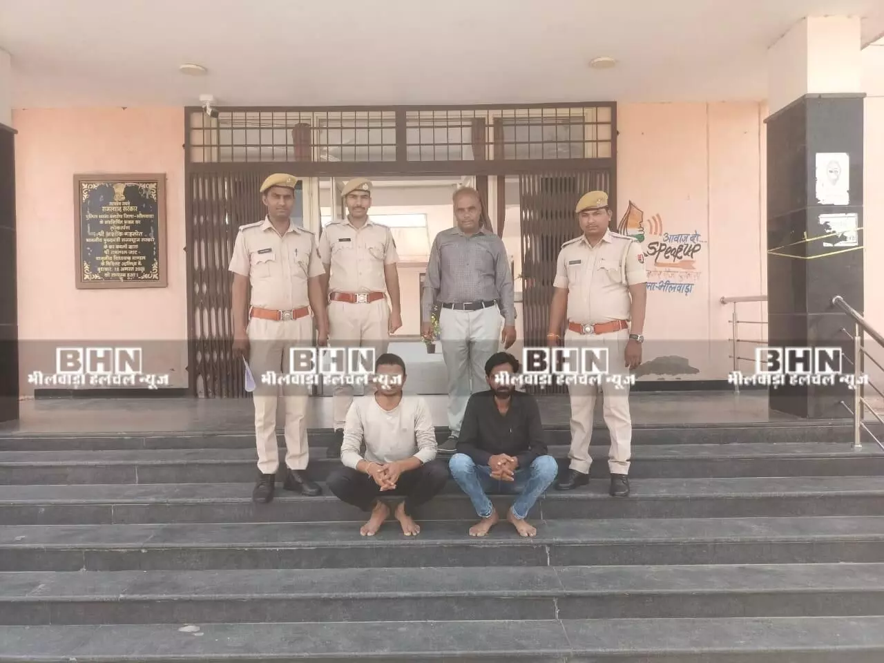 स्कूल में अध्यापिका से मारपीट के दो आरोपी गिरफ्तार स्कूल में अध्यापिका से मारपीट के दो आरोपी गिरफ्तार