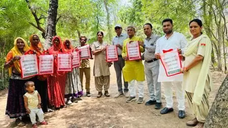 विश्व पर्यावरण दिवस पर कपड़े के थैलों का वितरण और पीपल का पौधा रोपा विश्व पर्यावरण दिवस पर कपड़े के थैलों का वितरण और पीपल का पौधा रोपा