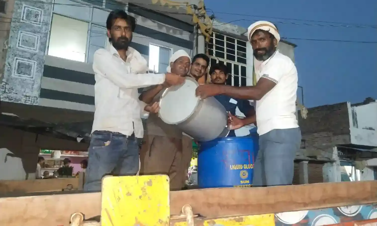 महिलाओं व कन्याओं ने निर्जला एकादशी का व्रत रखा, गांव में 300 लीटर ठंडाई वितरित की महिलाओं व कन्याओं ने निर्जला एकादशी का व्रत रखा, गांव में 300 लीटर ठंडाई वितरित की