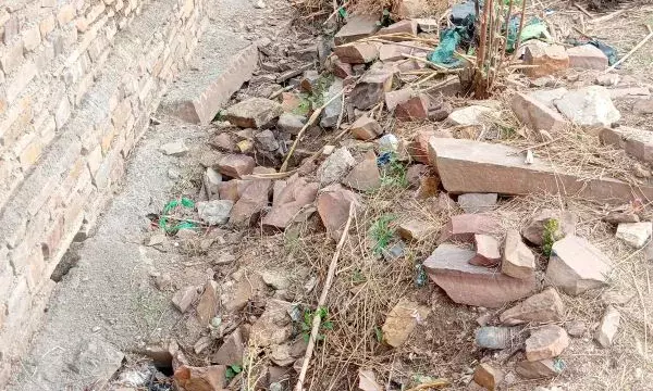 लाडपुरा में कचरे से अटी नहरें, 7 महीने बाद भी ना तो सफाई और ना विकास हुआ