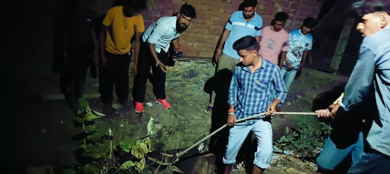 मोड़ का निम्बाहेड़ा में नाले में गौवंश का गिरना बना आम बात, पंचायत की लापरवाही से बेजुबान जानवर हो रहे घायल मोड़ का निम्बाहेड़ा में नाले में गौवंश का गिरना बना आम बात, पंचायत की लापरवाही से बेजुबान जानवर हो रहे घायल