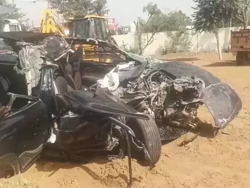 तेज़ रफ्तार कार खड़े ट्रेलर में घुसी, 3 की मौत तेज़ रफ्तार कार खड़े ट्रेलर में घुसी, 3 की मौत