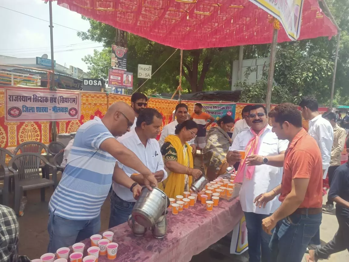 राहगीरों को ठंडा मिल्क रोज पिलाकर शिक्षकों ने मनाई निर्जला एकादशी राहगीरों को ठंडा मिल्क रोज पिलाकर शिक्षकों ने मनाई निर्जला एकादशी