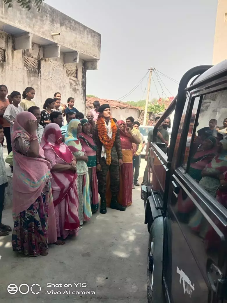 6 महीने की सैनिक ट्रेनिंग कर घर लौटने पर ग्रामीणों ने गोविंद सिंह का निकाला जुलूस 6 महीने की सैनिक ट्रेनिंग कर घर लौटने पर ग्रामीणों ने गोविंद सिंह का निकाला जुलूस