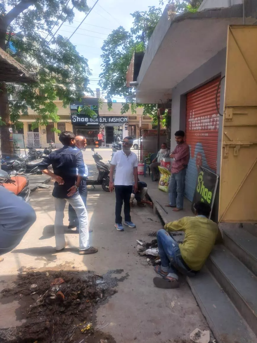 भीलवाड़ा में नालियों की सफाई का संकट: नागौरी गार्डन के दुकानदारों ने खुद संभाला मोर्चा भीलवाड़ा में नालियों की सफाई का संकट: नागौरी गार्डन के दुकानदारों ने खुद संभाला मोर्चा