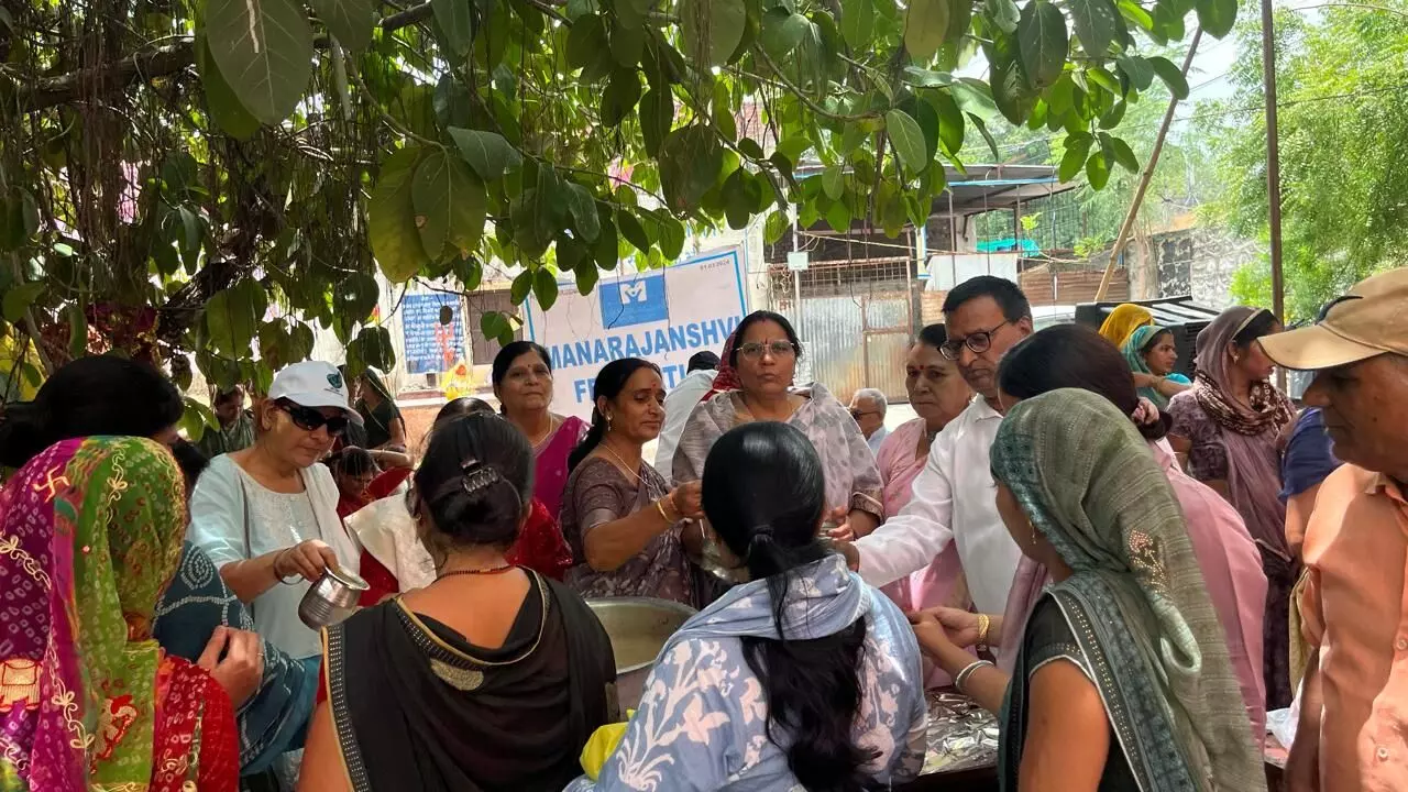 मनराजस्वी फेडरेशन ने निर्जला एकादशी पर किया ठंडाई वितरण