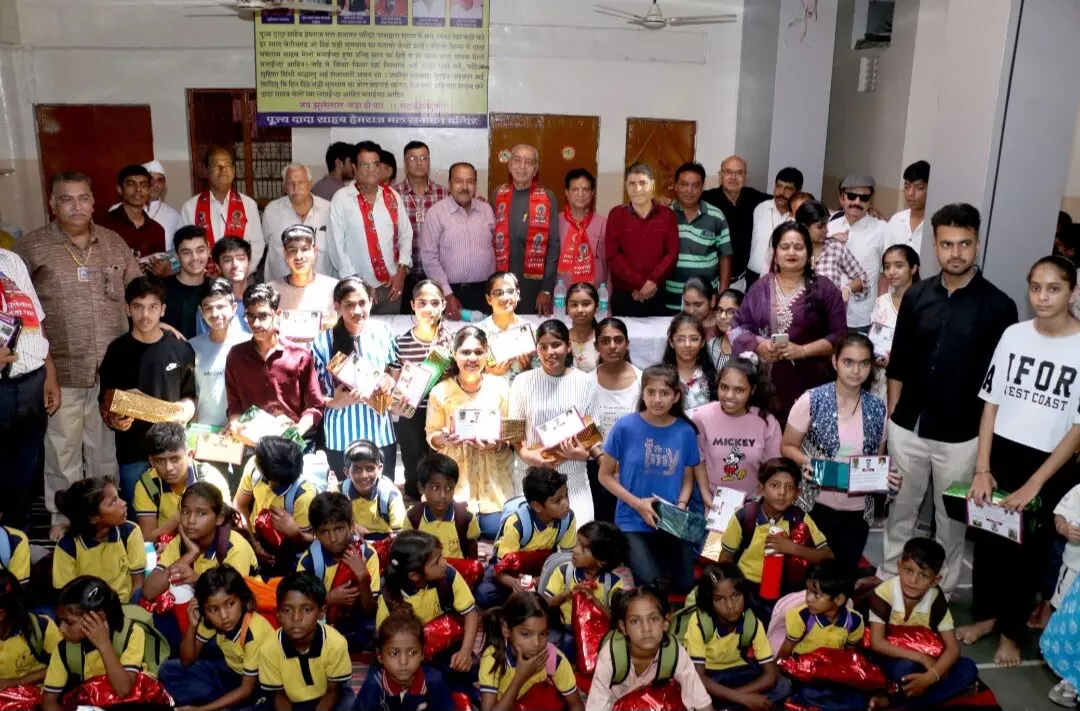 स्व. वीधानी की स्मृति में सिंधी समाज के प्रतिभाशाली विद्यार्थियों का सम्मान स्व. वीधानी की स्मृति में सिंधी समाज के प्रतिभाशाली विद्यार्थियों का सम्मान