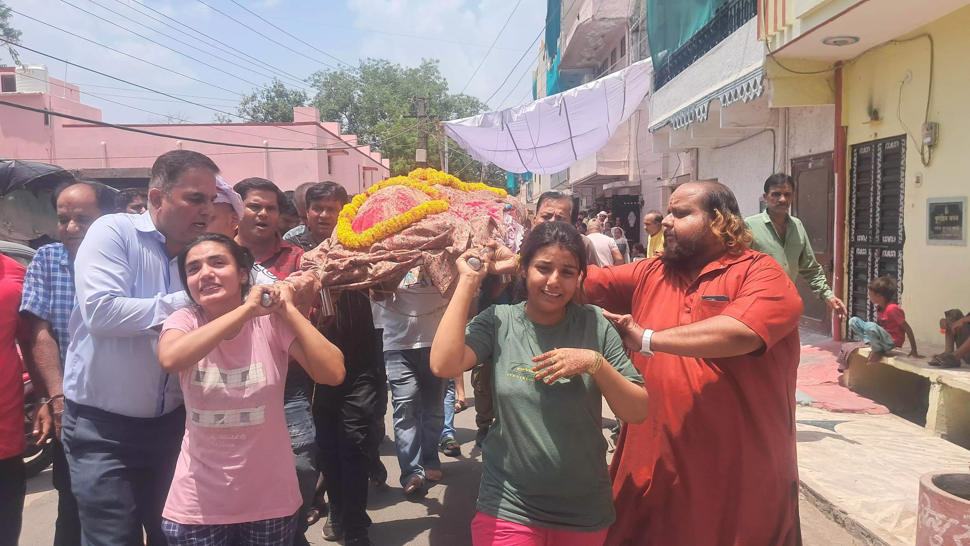बेटियों ने निभाया पुत्र धर्म, मां को दिया कंधा