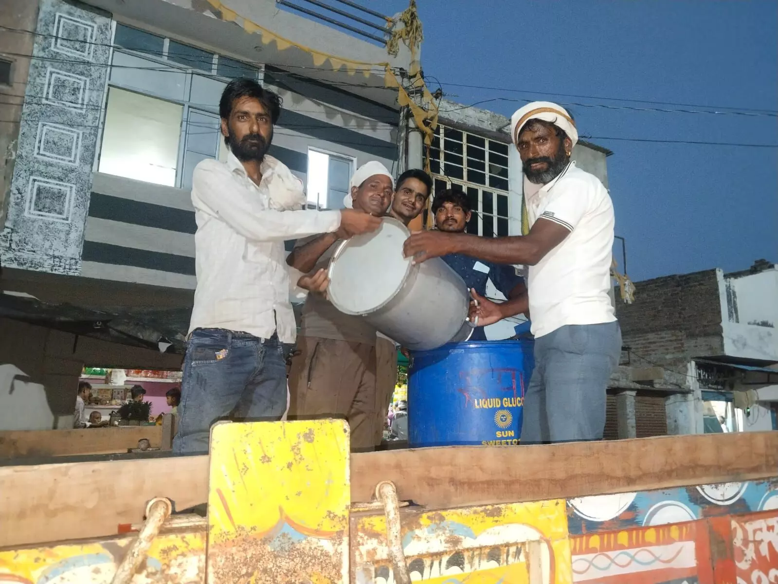 महिलाओं व कन्याओं ने निर्जला एकादशी का व्रत रखा, गांव में 300 लीटर ठंडाई वितरित की महिलाओं व कन्याओं ने निर्जला एकादशी का व्रत रखा, गांव में 300 लीटर ठंडाई वितरित की