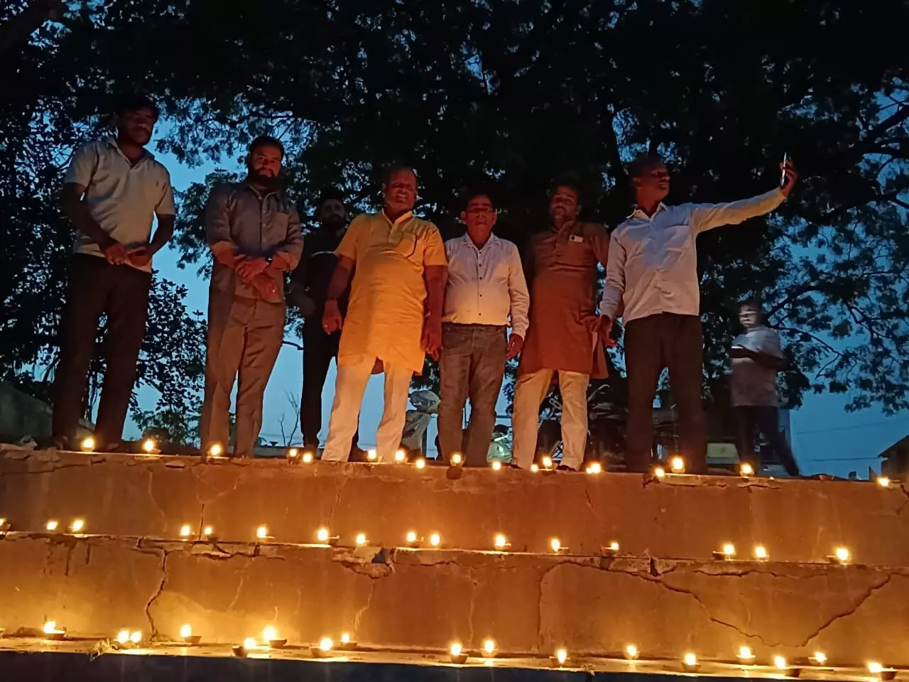 रायला में निर्जला एकादशी पर शिव घाट पर सजा दीपों का सागर, जल संरक्षण का लिया संकल्प रायला में निर्जला एकादशी पर शिव घाट पर सजा दीपों का सागर, जल संरक्षण का लिया संकल्प