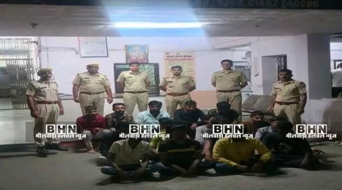 जंगल में जुआ खेलते 16 गिरफ्तार, 1 लाख 30 हजार रुपए और 16 मोबाइल बरामद जंगल में जुआ खेलते 16 गिरफ्तार, 1 लाख 30 हजार रुपए और 16 मोबाइल बरामद