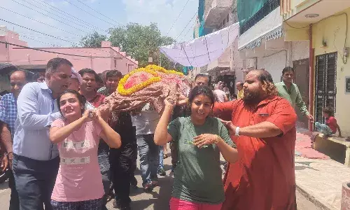 बेटियों ने निभाया पुत्र धर्म, मां को दिया कंधा