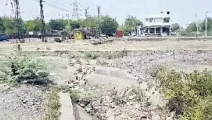 बड़ा घोटाला: अधिकारियों की मिलीभगत से गायब हुई नहर, भूखंड मालिक को पहुंचाया फायदा! बड़ा घोटाला: अधिकारियों की मिलीभगत से गायब हुई नहर, भूखंड मालिक को पहुंचाया फायदा!
