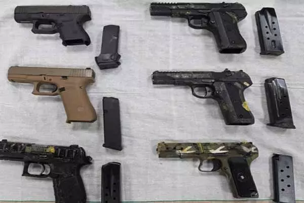 पंजाब में हथियार तस्करी नेटवर्क पर बड़ी कार्रवाई, 3 लोग गिरफ्तार, 6 विदेशी हथियार बरामद पंजाब में हथियार तस्करी नेटवर्क पर बड़ी कार्रवाई, 3 लोग गिरफ्तार, 6 विदेशी हथियार बरामद