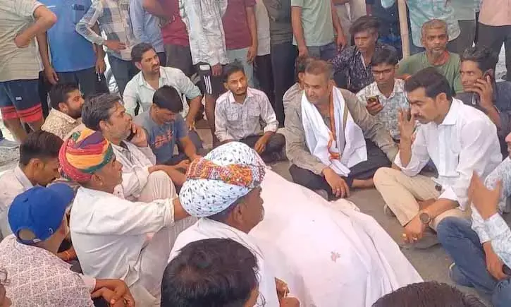 बजरी डंपर ने सब्जी विक्रेता को कुचला, गुस्साए लोग शव के साथ हाईवे पर बैठे