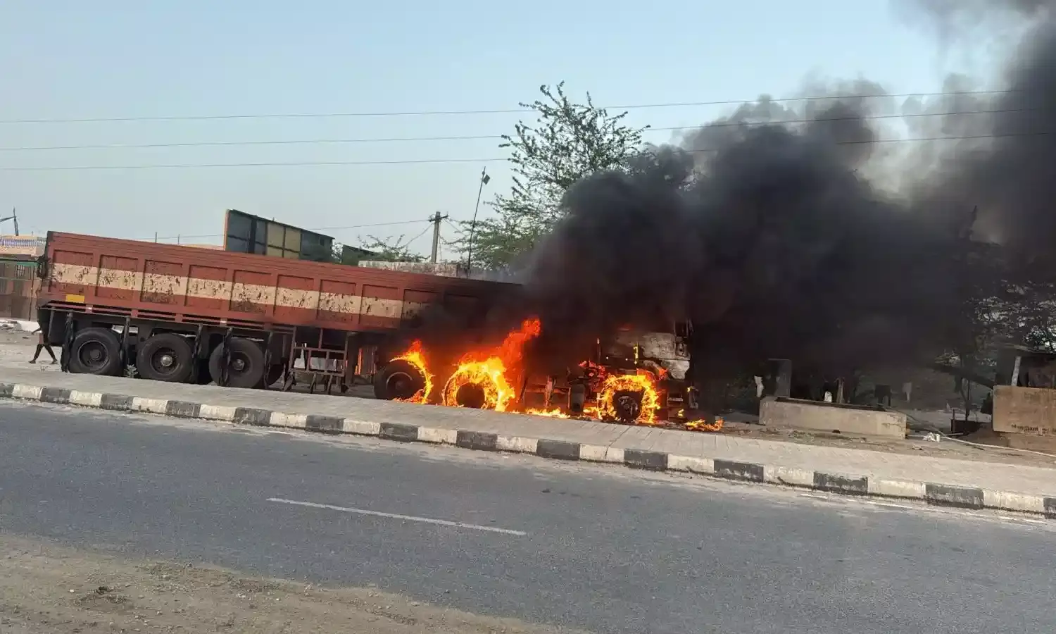 ट्रक में लगी भीषण आग, उठी तेज लपटें और धुएं का गुब्‍बार, बड़ा हादसा टला