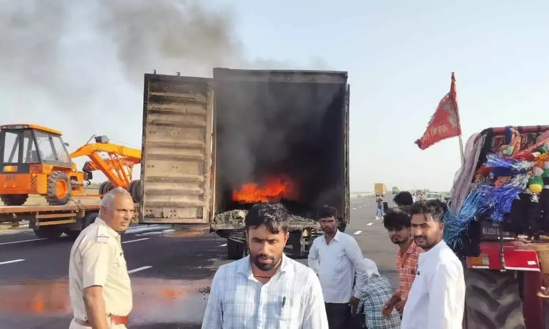 कार व कंटेनर की टक्कर, सीएनजी टैंक फटने से लगी आग, एक की मौत