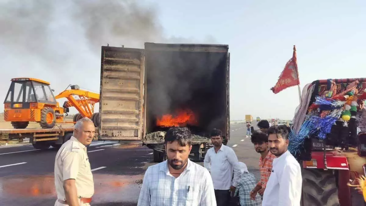 कार व कंटेनर की टक्कर, सीएनजी टैंक फटने से लगी आग, एक की मौत कार व कंटेनर की टक्कर, सीएनजी टैंक फटने से लगी आग, एक की मौत