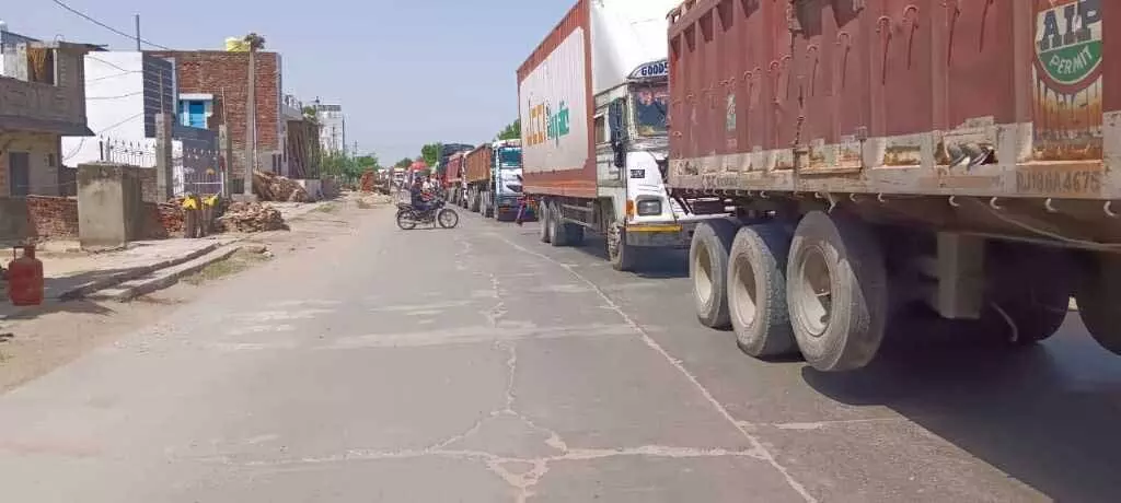 भीलवाड़ा-देवली-जहाजपुर रोड पर घंटों लंबा जाम, जनता परेशान भीलवाड़ा-देवली-जहाजपुर रोड पर घंटों लंबा जाम, जनता परेशान