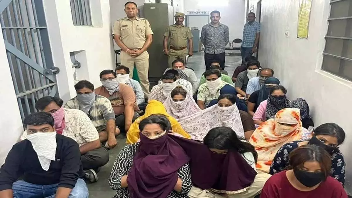 उदयपुर में रिसोर्ट में इवेंट के नाम पर देह व्यापार, 14 युवतियों सहित 29 गिरफ्तार उदयपुर में रिसोर्ट में इवेंट के नाम पर देह व्यापार, 14 युवतियों सहित 29 गिरफ्तार