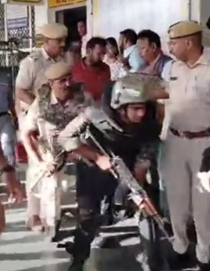 भीलवाड़ा रेलवे स्टेशन को बम से उड़ाने की धमकी से मची अफरा- तफरी; आतंकी हमले की मॉक ड्रिल भीलवाड़ा रेलवे स्टेशन को बम से उड़ाने की धमकी से मची अफरा- तफरी; आतंकी हमले की मॉक ड्रिल
