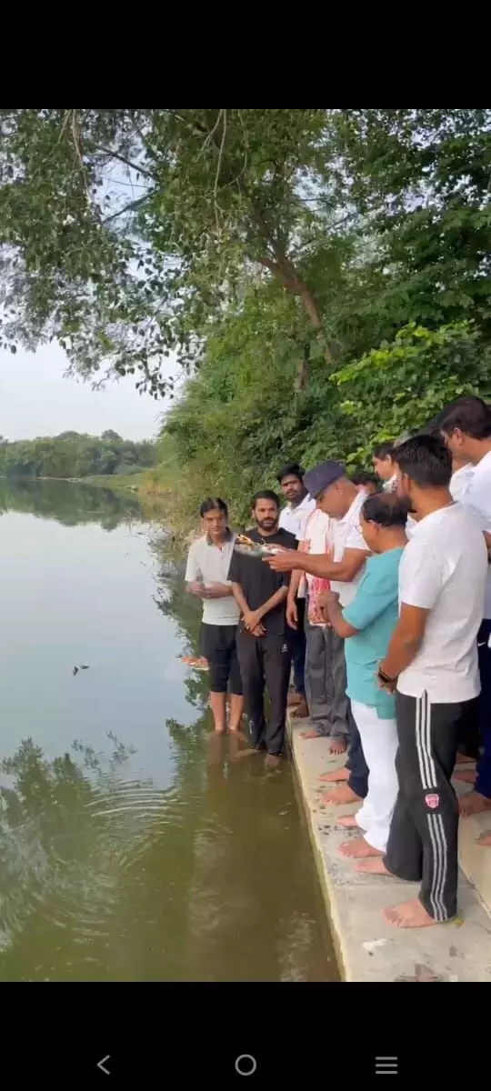 ‘वंदे गंगा’ जल संरक्षण जन-अभियान के अंतर्गत संगम महादेव पर फिट चित्तौड़ क्लब सदस्यों द्वारा नदियों का पूजन ‘वंदे गंगा’ जल संरक्षण जन-अभियान के अंतर्गत संगम महादेव पर फिट चित्तौड़ क्लब सदस्यों द्वारा नदियों का पूजन