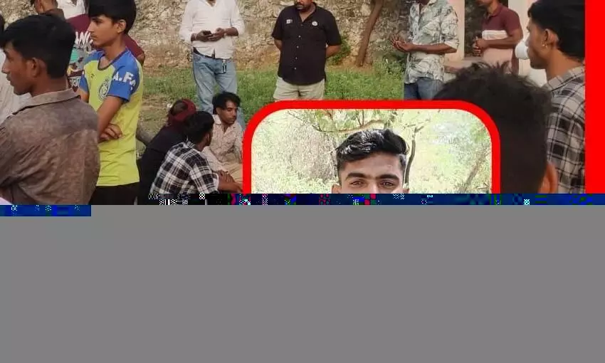 युवक ने लगाई फांसी, पत्नी को नहीं भेज कर करते पैसे की मांग, आरोपियों की गिरफ्तार होगी तब उठाएंगे शव युवक ने लगाई फांसी, पत्नी को नहीं भेज कर करते पैसे की मांग, आरोपियों की गिरफ्तार होगी तब उठाएंगे शव