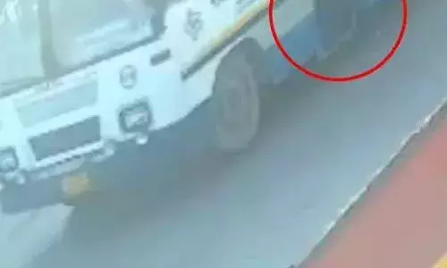 चलती बस से उतरते समय युवक की मौत, टायर ने पैरों को कुचला